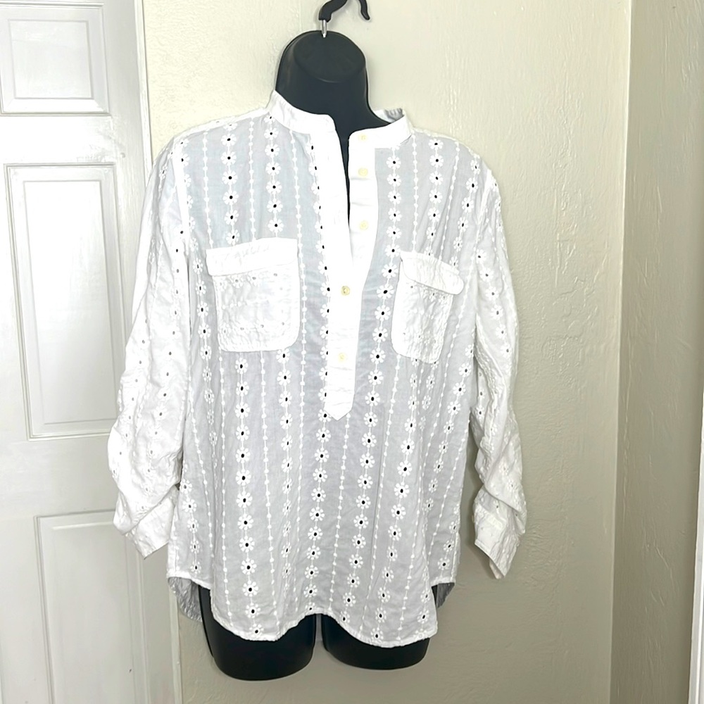 Loft Top white with daisy detail sz S